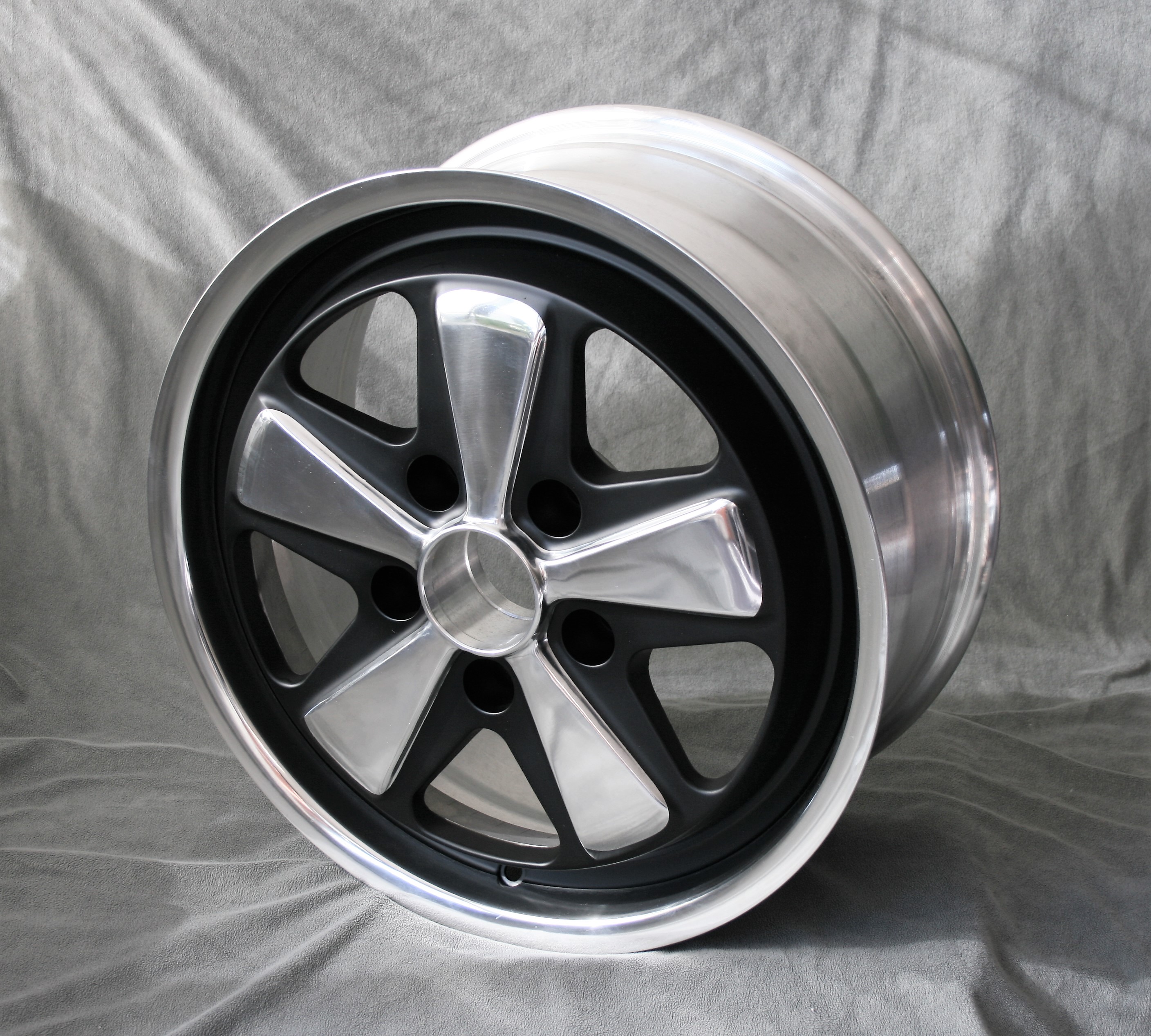 4x 5 Speiche, 7,5x17 black/polished + KM4 Hutmuttern