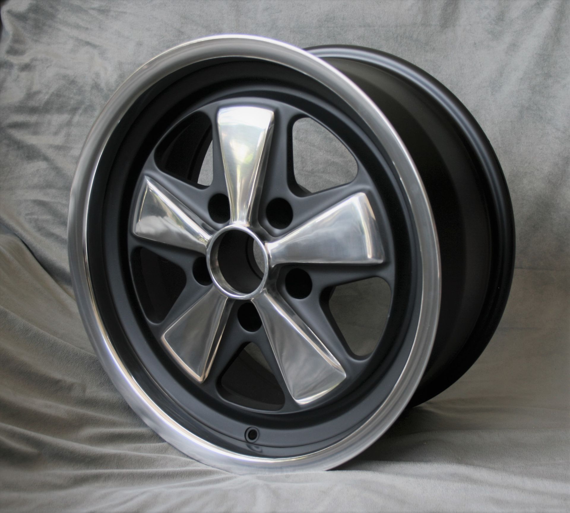 2x 5 Speiche, 7x17 black/polished + 5 Speiche, 8x17 black/polished