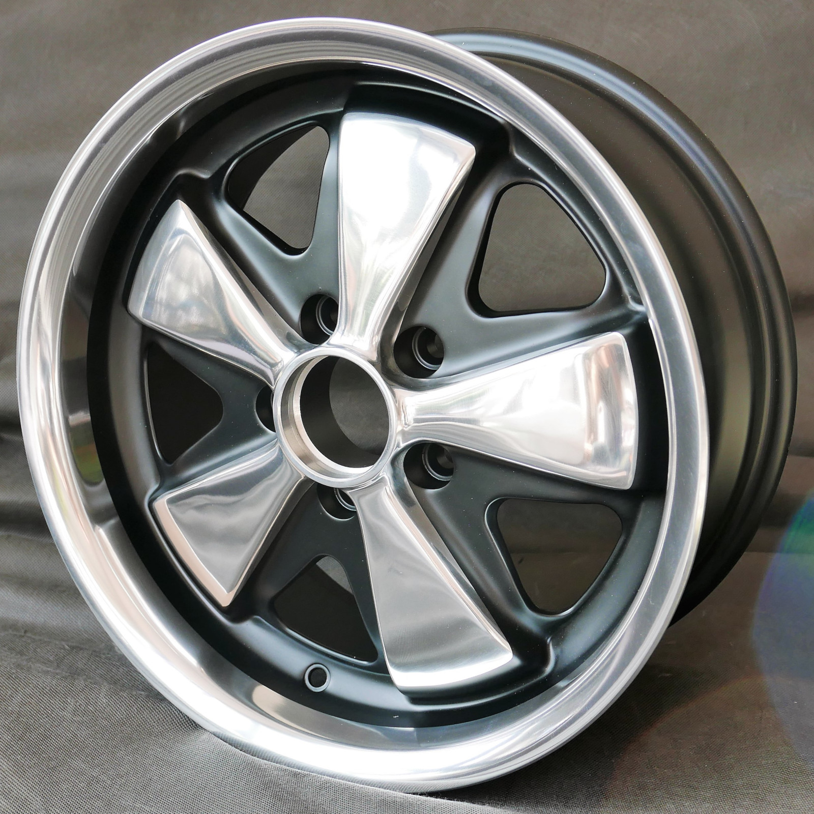 4x 5 Speiche, 7x16 (VW) black/polished + KM14 Hutmuttern