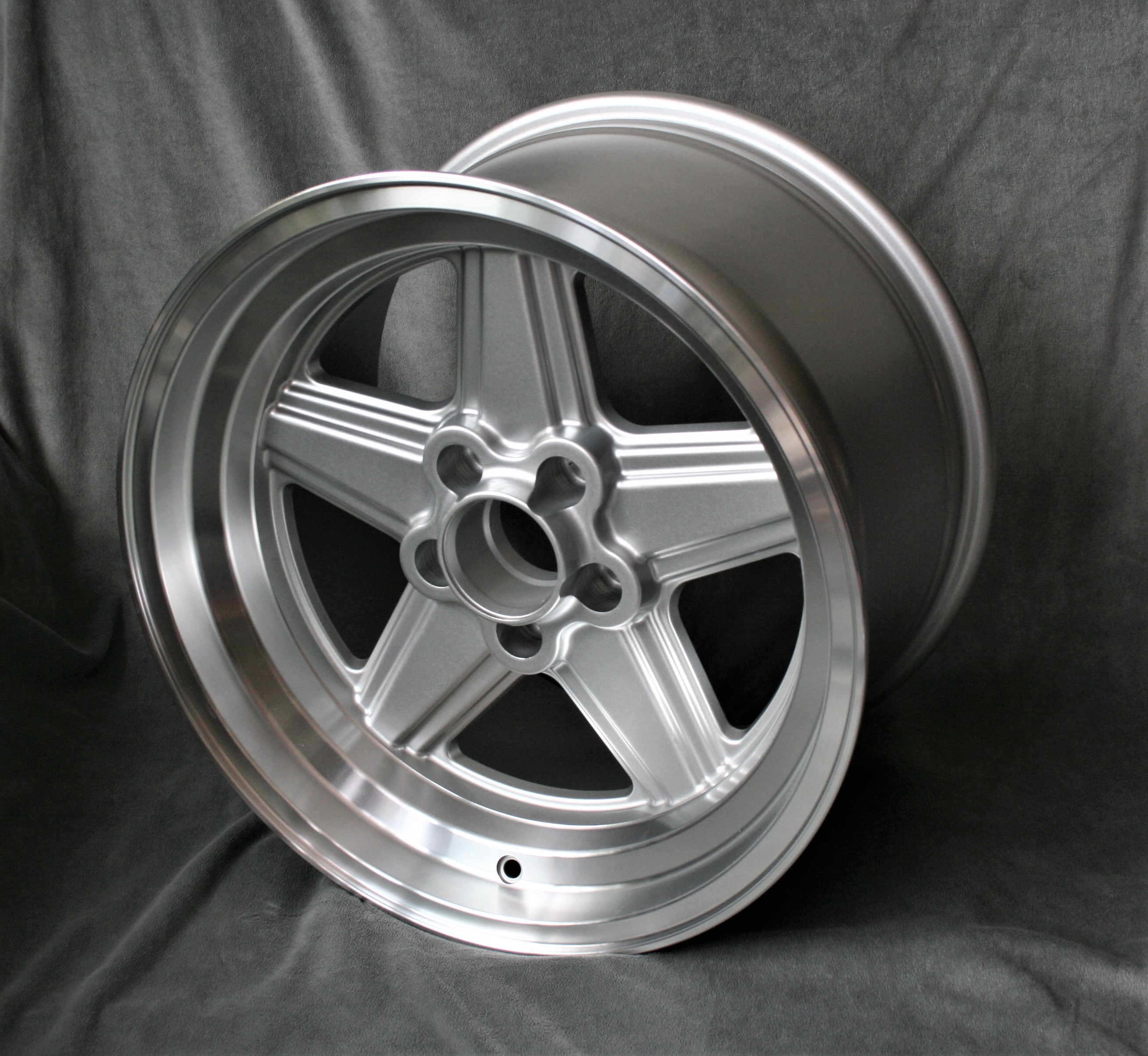 4x Penta Style, 10x17 silber/glanzgedreht + KB11 Radschrauben