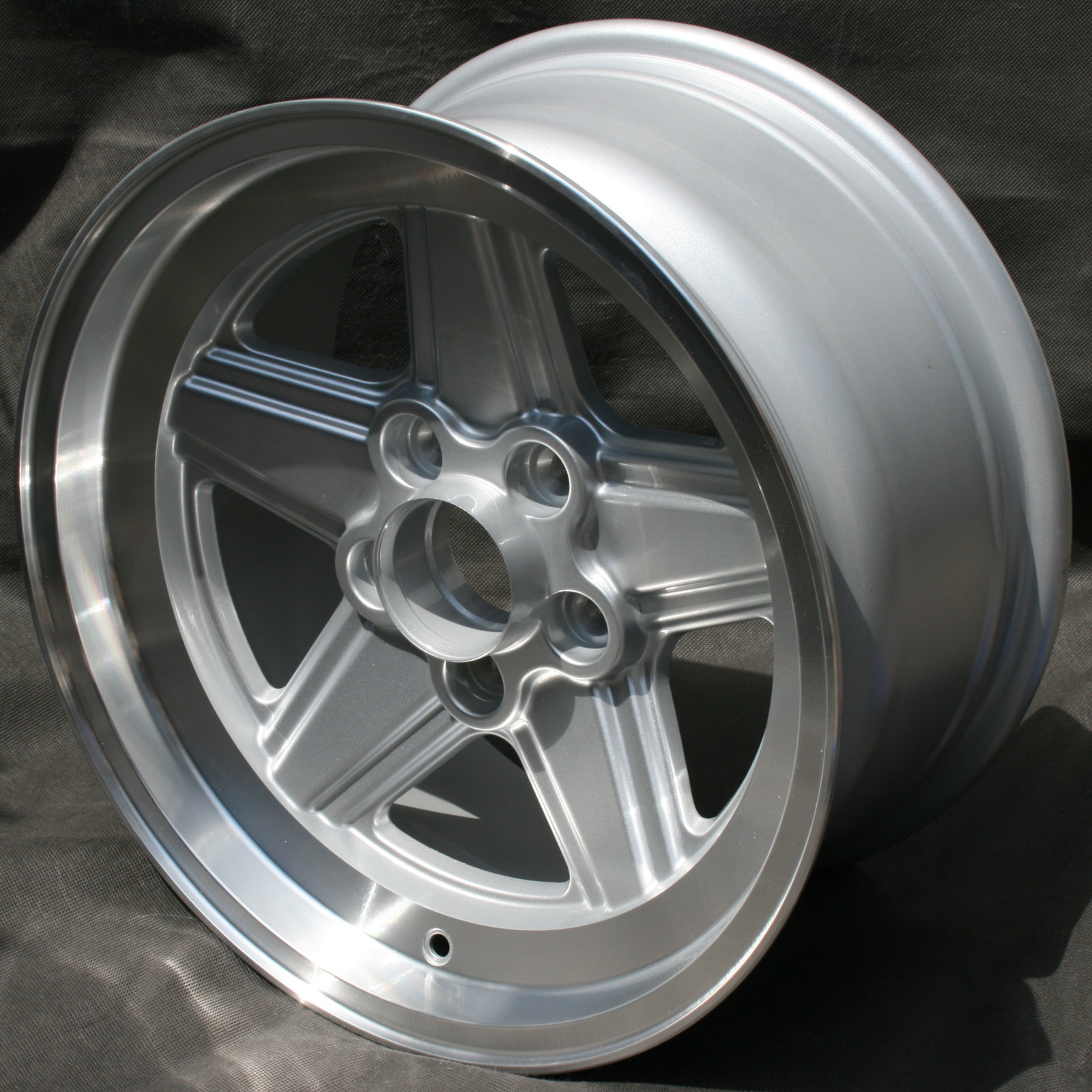 4x Penta Style, 8x16 silber/glanzgedreht + KB2 Radschrauben
