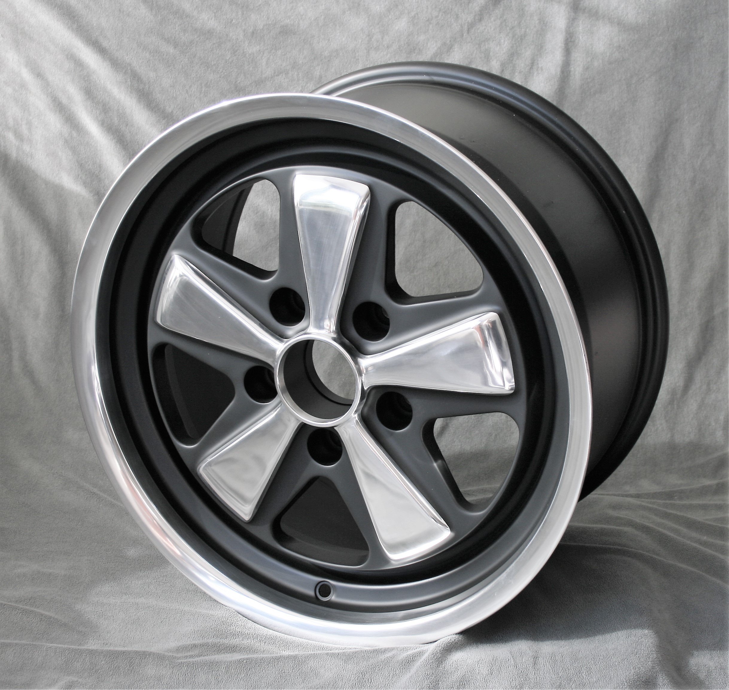 4x 5 Speiche, 9x17 black/polished + KM4 Hutmuttern