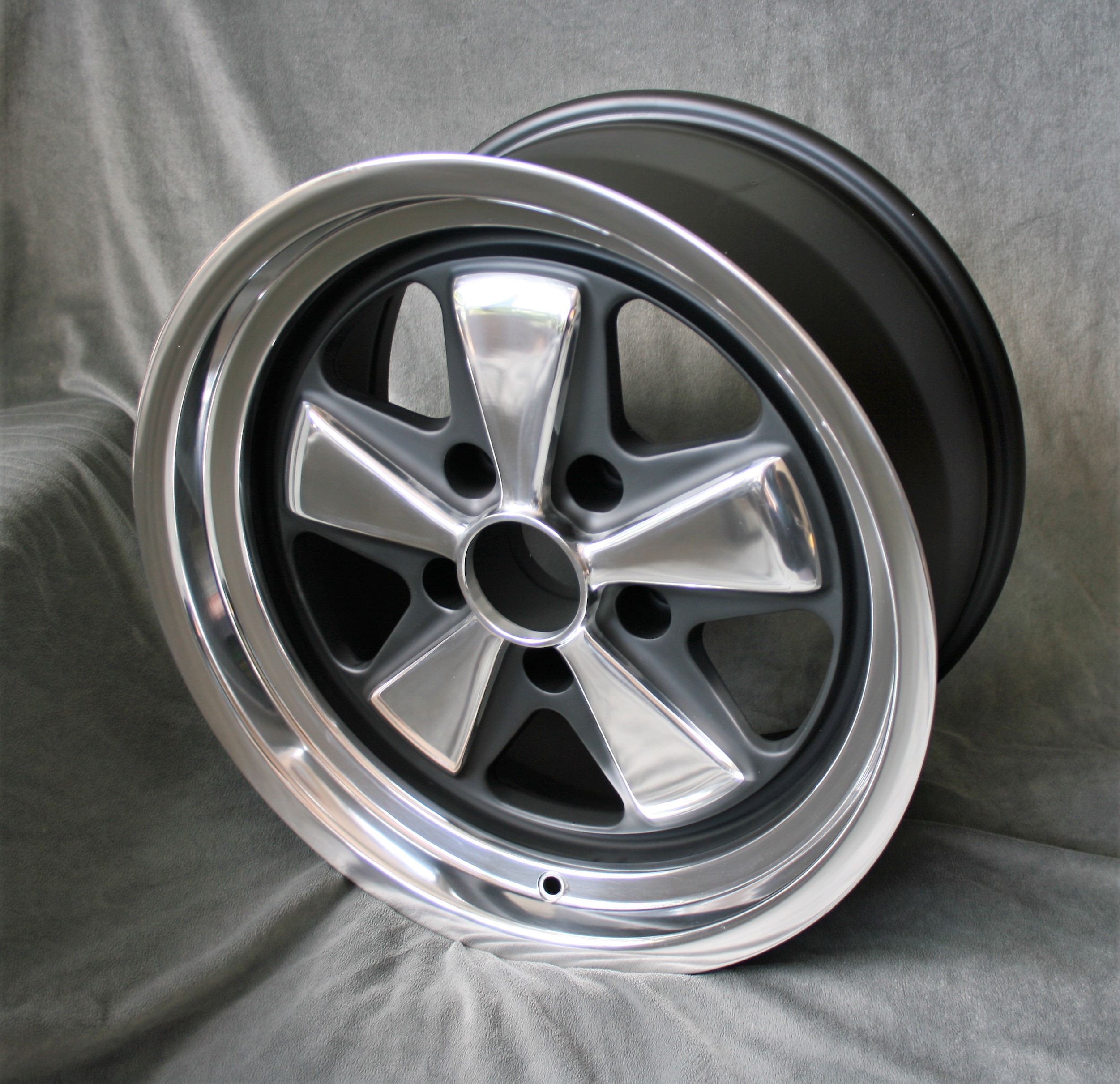 4x 5 Speiche, 9x17 black/polished + KM4 Hutmuttern