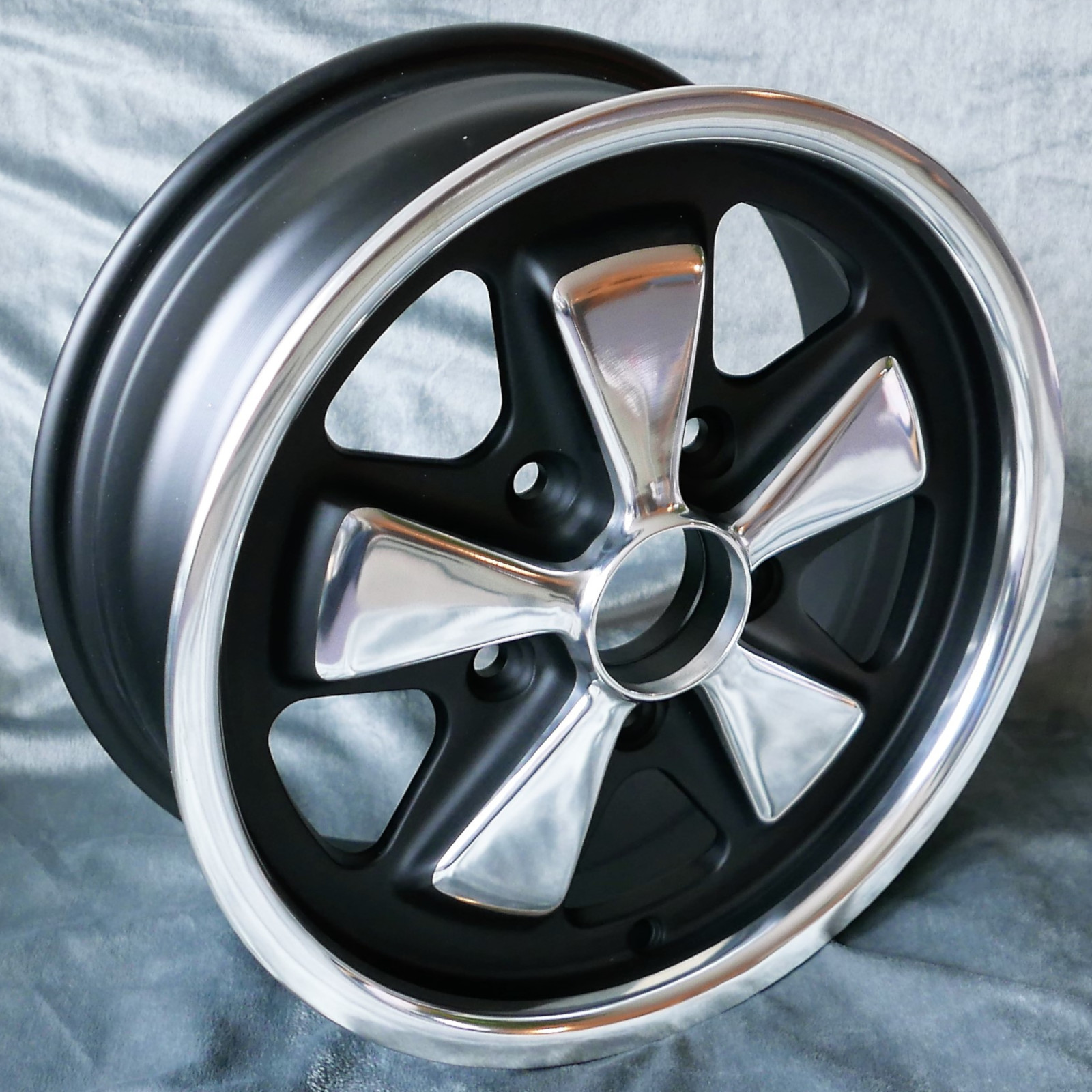 4x 5 Speiche, 6x15 black/polished flat six + KM4 Hutmuttern