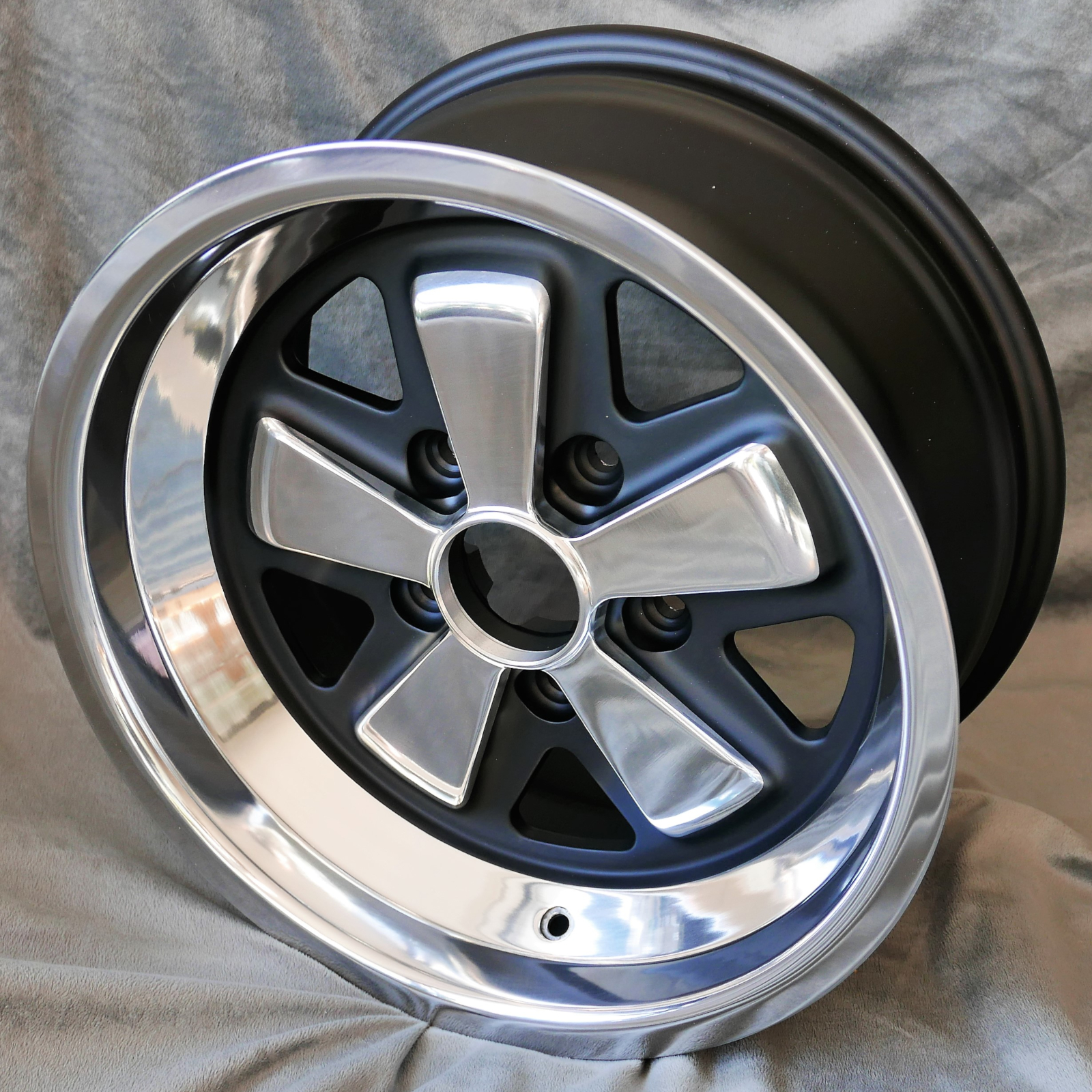 4x 5 Speiche, 8x16 black/polished + KM4 Hutmuttern