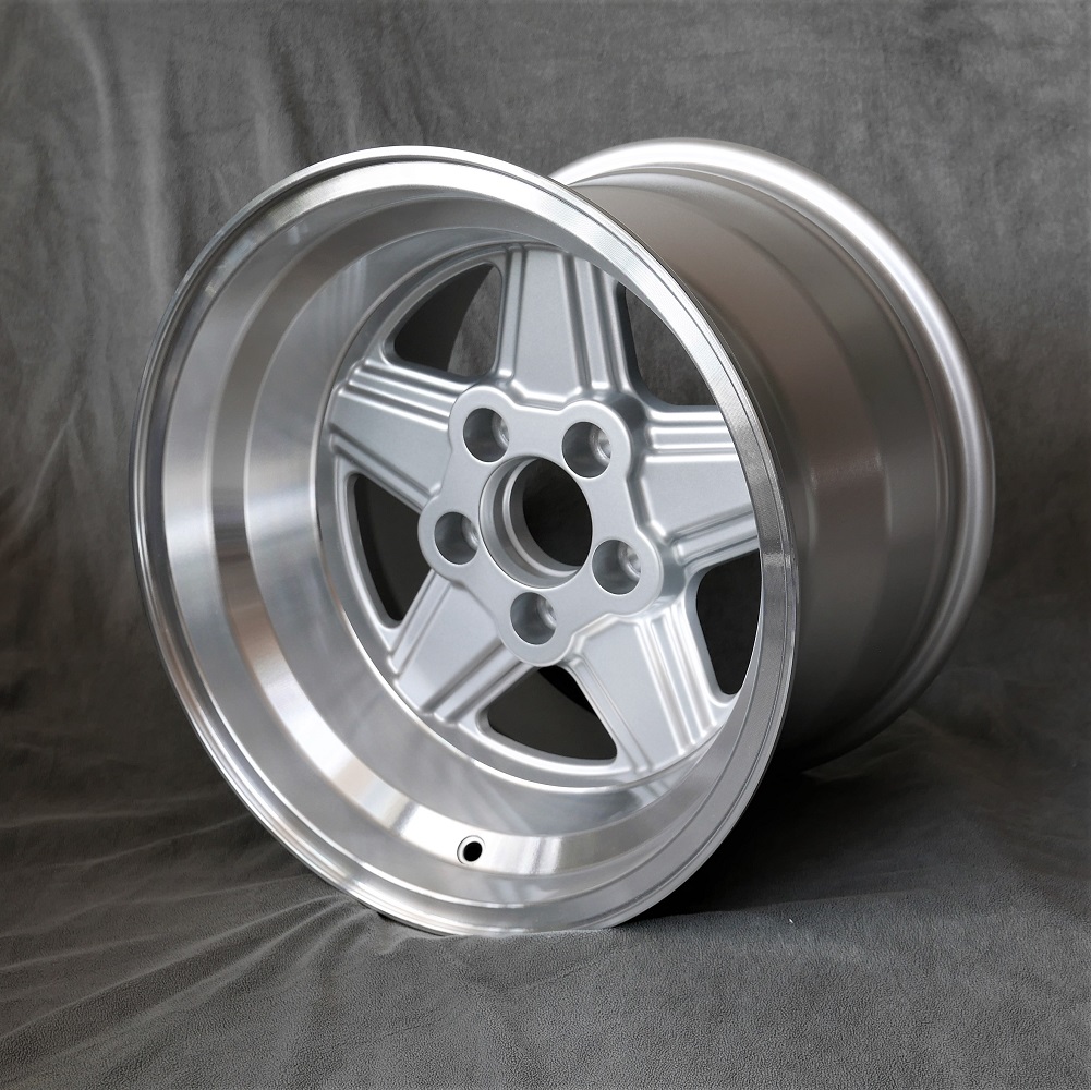 4x Penta Style, 10x15 silber/glanzgedreht + KB11 Radschrauben
