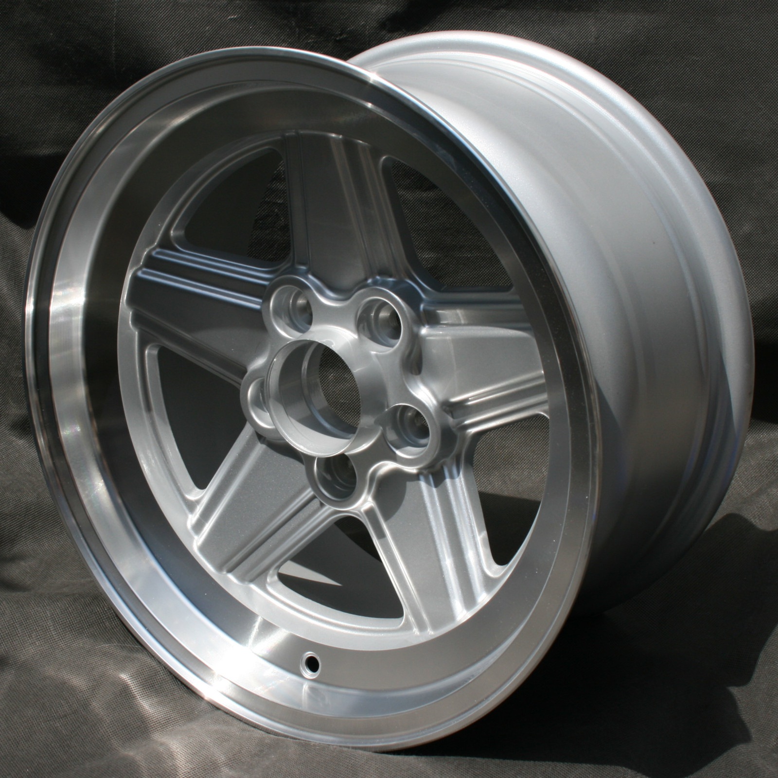 4x Penta Style, 9x16 silber/glanzgedreht + KB2 Radschrauben