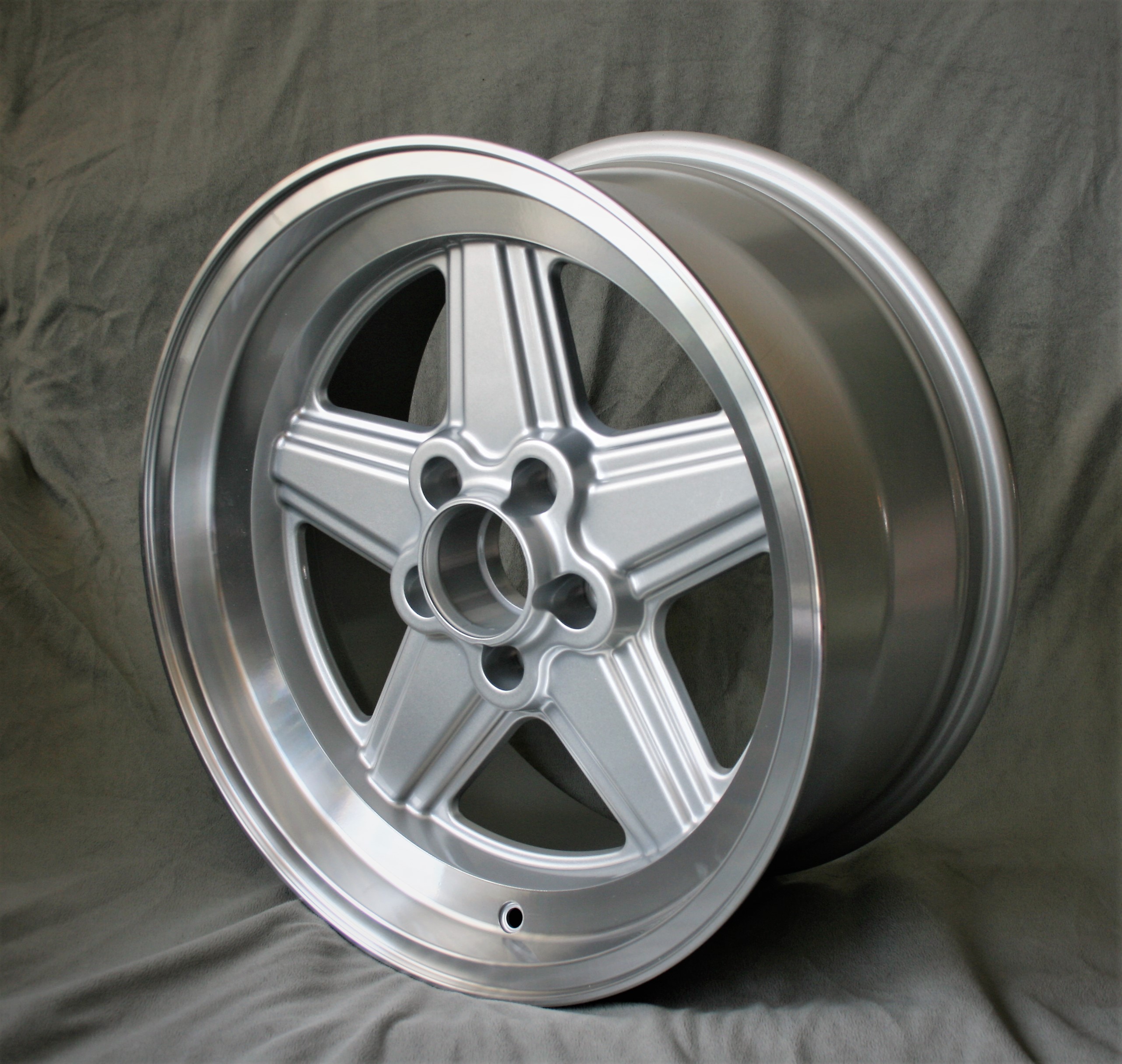 4x Penta Style, 8x17 silber/glanzgedreht + KB11 Radschrauben