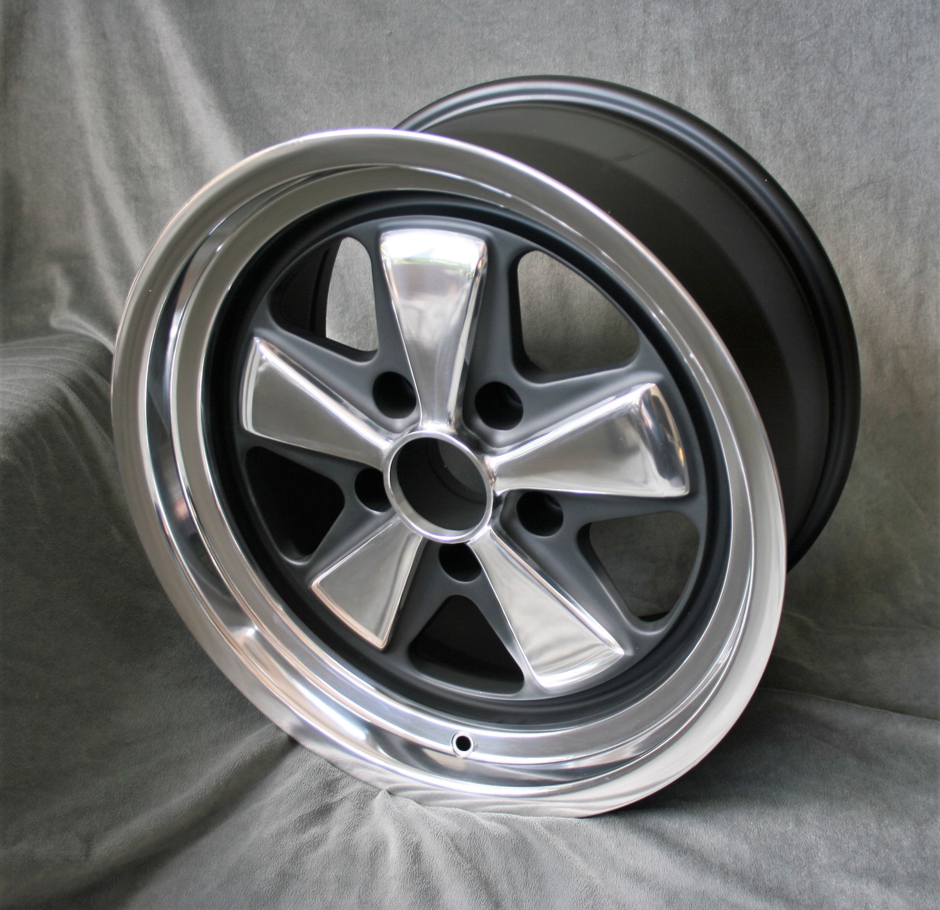 2x 5 Speiche, 7x17 black/polished + 5 Speiche, 9x17 black/polished