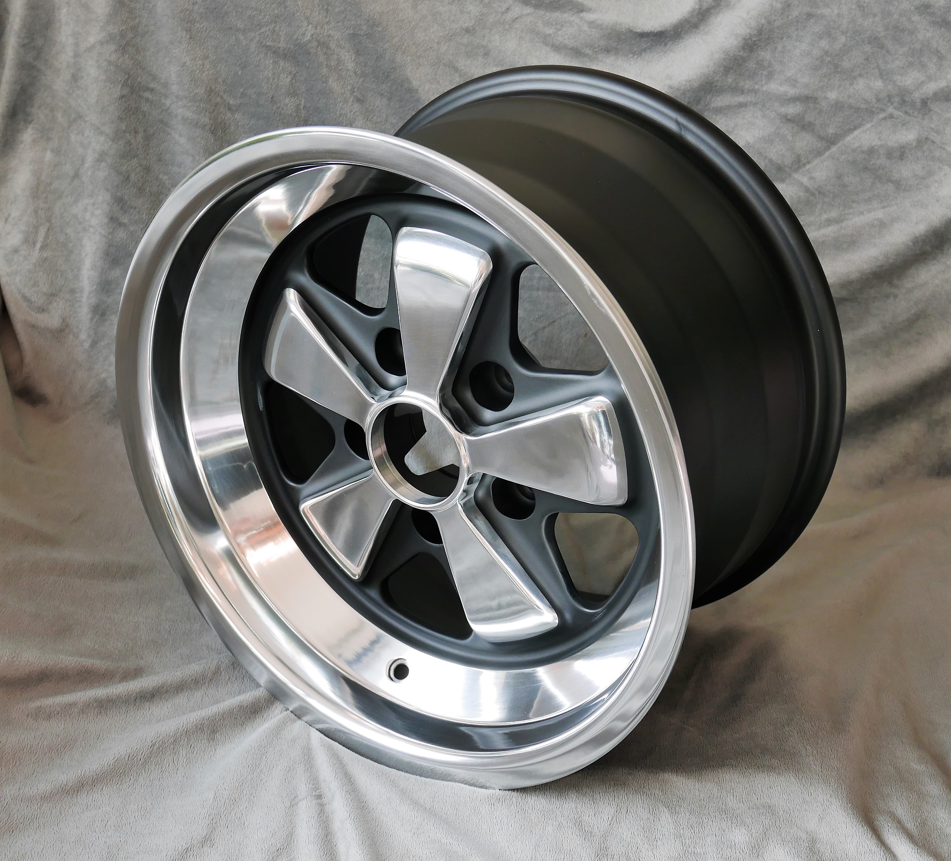 4x 5 Speiche, 9x16 black/polished + KM4 Hutmuttern