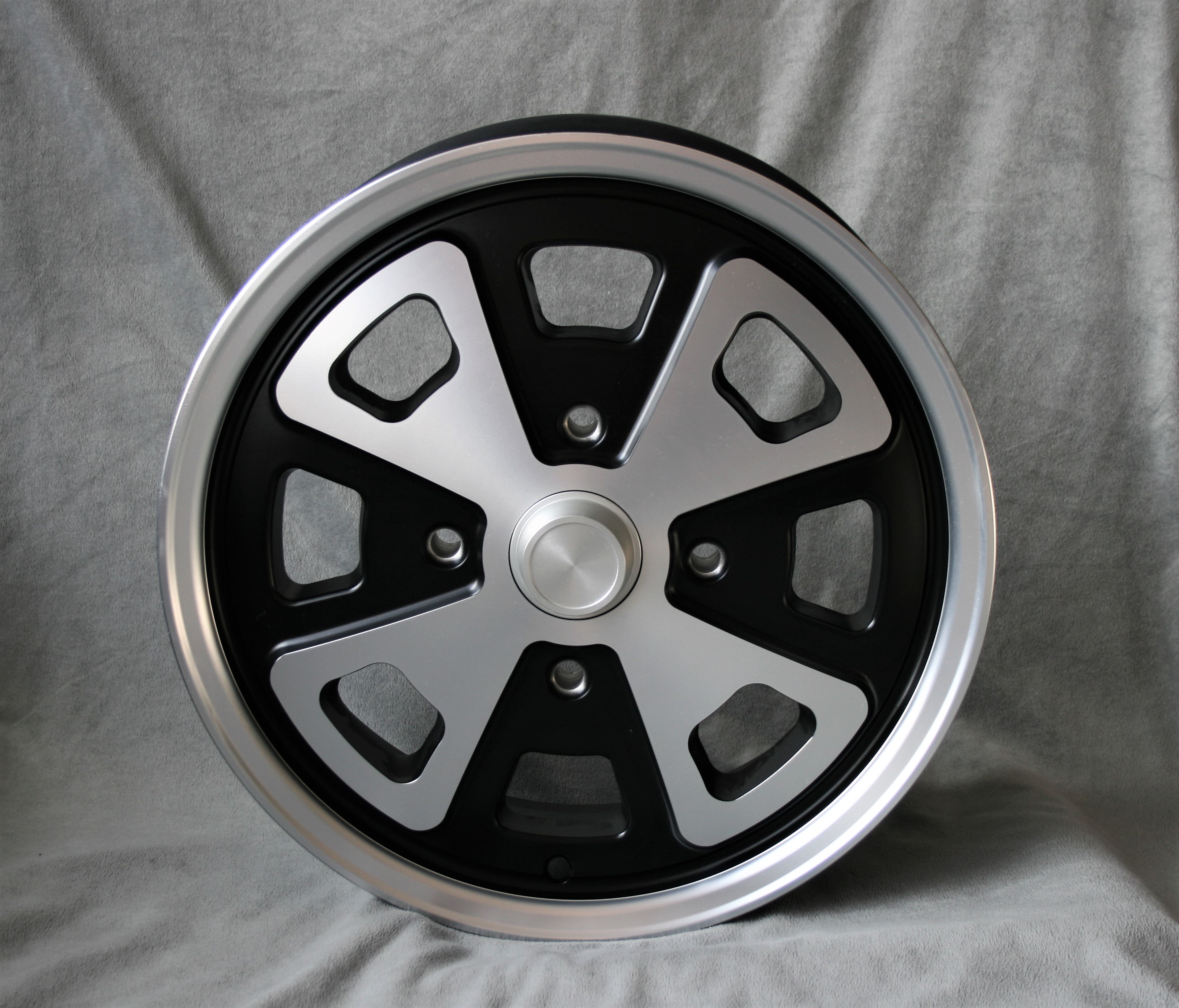 4x 4 Speiche, 5,5x15 schwarz + KB19  Radschrauben