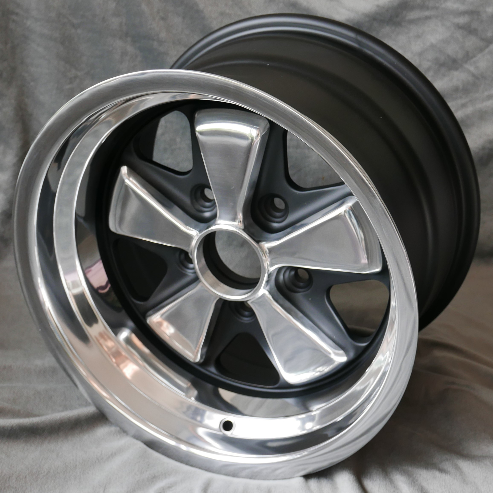 4x 5 Speiche, 9x15 black/polished + KM4 Hutmuttern