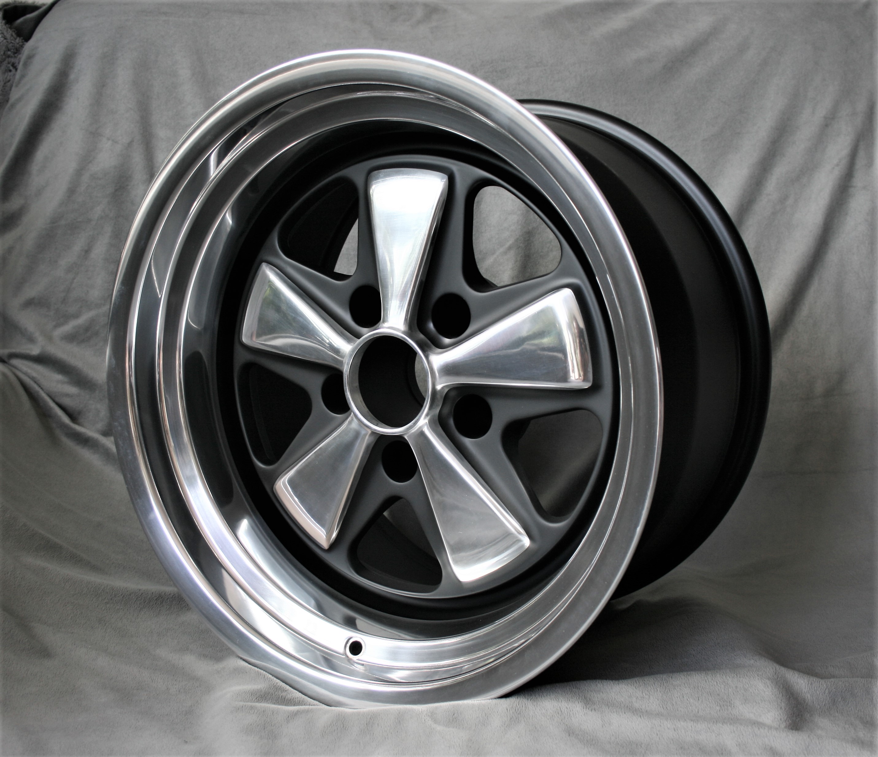 4x 5 Speiche, 10x17 black/polished + KM4 Hutmuttern
