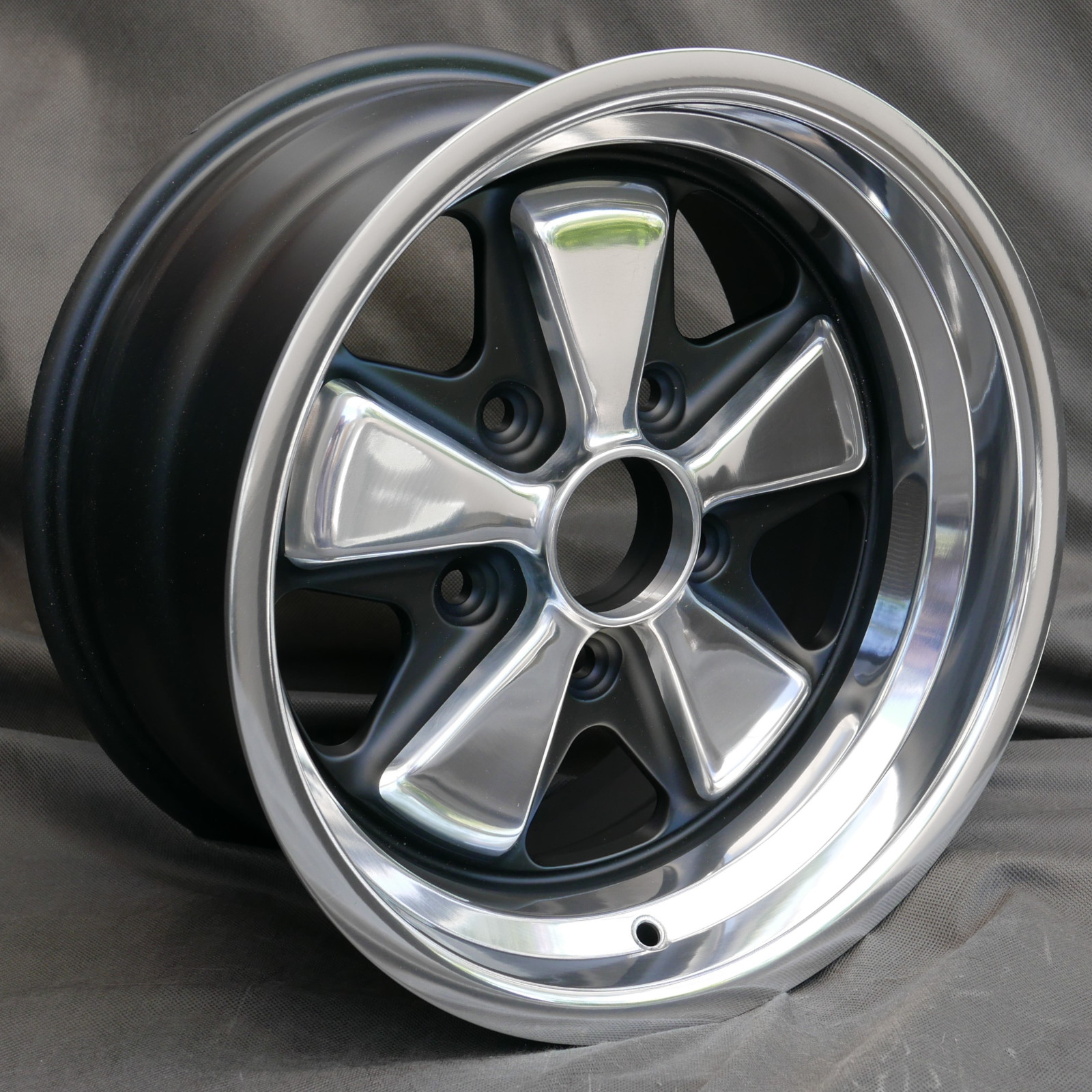4x 5 Speiche, 8x15 black/polished + KM4 Hutmuttern